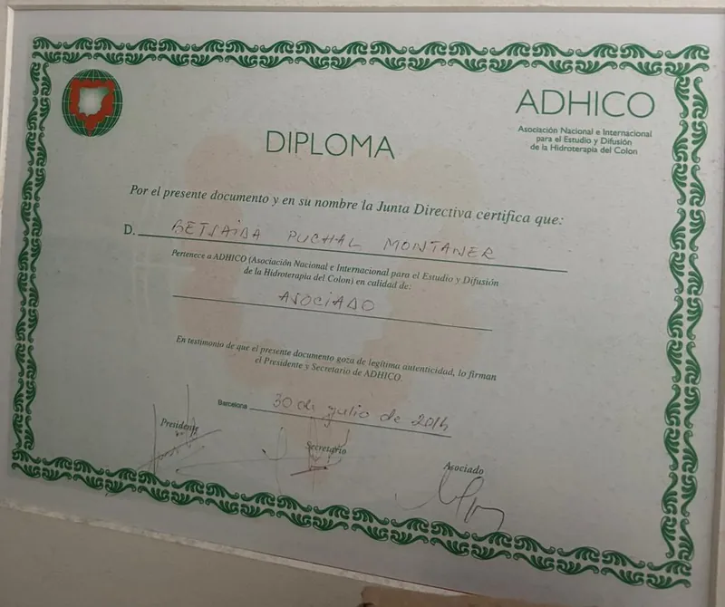 Diploma de asociada de ADHICO, Asociación Nacional e Internacional para el Estudio y Difusión de la Hidroterapia del Colon, a nombre de Betsaida Puchal Montaner, 2014