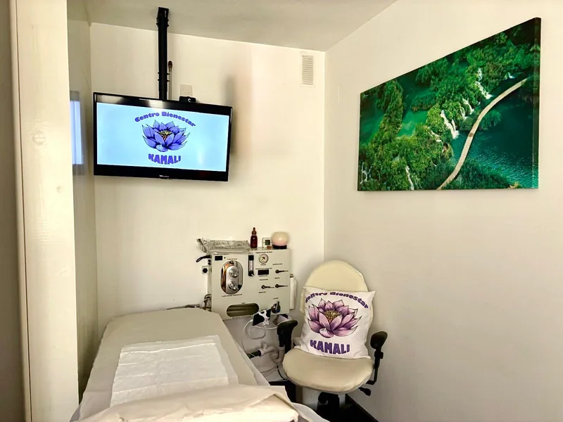 Sala de hidrocolonterapia con el equipo y la pantalla sobre la camilla