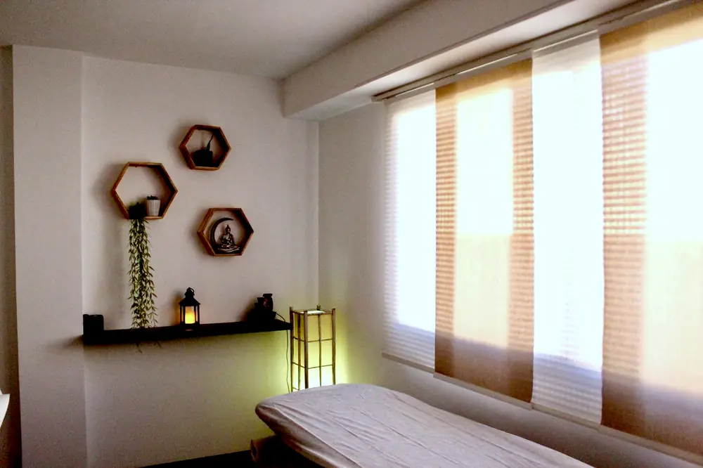Sala de masaje del centro con luz natural y la camilla preparada